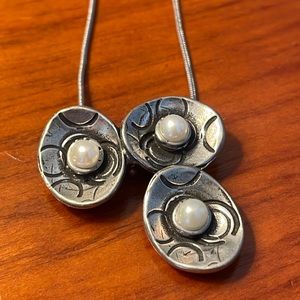 Necklace with 3 Pearls in Pod Pendant